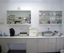 analisis-clinicos-javier-curado-estante-02.jpg