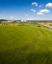 Luftaufnahme einer Driving Range auf dem Golfplatz