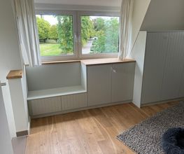 Sitzbank mit Schrank