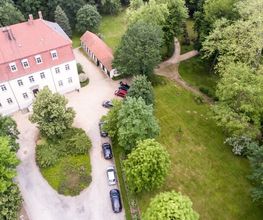 Blick von oben auf Schloss Deutsch-Paulsdorf und den Park des FriedWald Markersdorf.