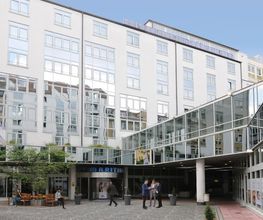 Außenansicht: Eingang zum Restaurant Wintergarten im Maritim Hotel München