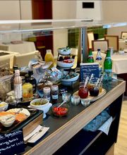 frischer Lachs, Heringssalat & hausgemachte Marmeladen beim Frühstücksbuffet im Boutique Hotel Rosengarten Hamburg