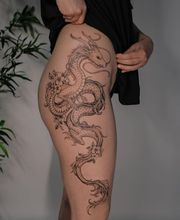 Anime Drache, feminin und zart, fineline gemacht. Sehr groß auf der Seite des Oberschenkels und Hüfte.