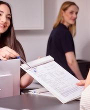 Zahnarztpraxis Dr. Hahn Ferreira & ZÄ Radha – Zahnarzt Saarbrücken - Empfang