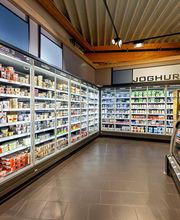 Molkereiprodukte und vegane Alternativen
Milch ist nicht nur pur ein Genuss. Ob von Kuh, Ziege oder Schaf, ob als Milchreis, Joghurt, Skyr, Molke oder Kefir, ob als Pudding, Milch-Drink, Käse, Trinksauermilch oder Quark – der Frischemarkt EDEKA Prahl bietet Milchvariationen für jeden Geschmack.