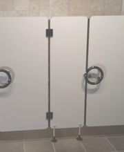 Kindergartenanlage mit Fingerklemmschutz aus HPL, Naßraumausfühung.