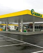 AGROLA Tankstelle in Zofingen mit TopShop; selfwash Anlage im Hintergrund; regnerische Aufnahme; Parkplatzmarkierungen im Vordergrund