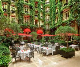 Hôtel Plaza Athénée, La Cour Jardin, Paris.