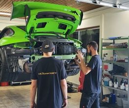 Professioneller Porsche Service am Nürburgring: Die ENVER UG bietet fachgerechte Reparaturen, Wartung und technische Arbeiten auf höchstem Niveau. Der Schwerpunkt liegt auf präziser Fahrzeugtechnik für Porsche Sportwagen – abgestimmt auf Alltag, Performance und Rennstrecke.