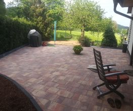 Gepflasterte Terrasse aus Betonsteinen