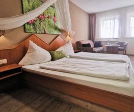 Zimmer 5, Standard,Orchideen Zimmer, Hotel Drei Lilien, Werbach, Tauberbischofsheim, liebliches Tabertal, Hotel, Doppelbett, Zusatzbett, Sofabett.jpg