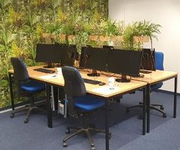 Schulungsraum mit PC-Arbeitsplätzen.