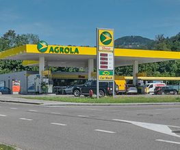 AGROLA Tankstelle mit LAVEBA Shop; auf Totem AGROLA Logo, Shop, E-mob Zeichen, Schnell-Ladestation und Car Wash in Neuhaus