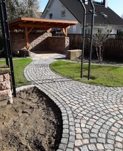 Gehweg mit Granitkleinstein