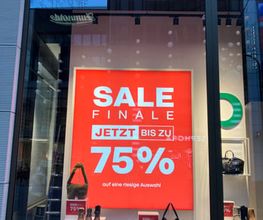 SALE-Schaufenster bei DEICHMANN Köln. Abgebildete Aktionen und Verfügbarkeiten können je nach Zeitpunkt und Standort variieren.