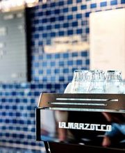 You can see and of course taste the passion and expertise of our barista right down to the milk foam. Our coffee beans are sourced from Coffee Circle, a Berlin-based social enterprise.

On the first floor of our café, you can enjoy the lovingly prepared desserts and hot drinks in a relaxed atmosphere. You can also sit outside with a view of the Forum on Museum Island or the hustle and bustle of Oranienburger Straße.