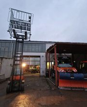 Radlader mit Arbeitskorb. Ilmenauer Gebäudedienste GmbH, Service rund ums Haus, Gebäudeservice und Hausmeisterdienst in Ilmenau, Thüringen.