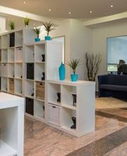 Aufenthaltsraum mit Regalen und Sofas.