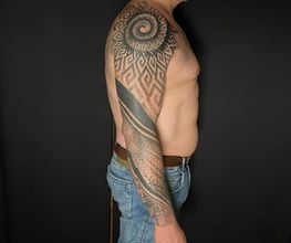 Raketenwacholder Tattoo und Piercing Bild 4