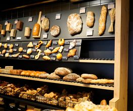 Junge Die Bäckerei. Bild 4