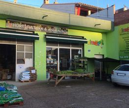 agrobotiga-bitxos-lescala-fachada-01.jpg