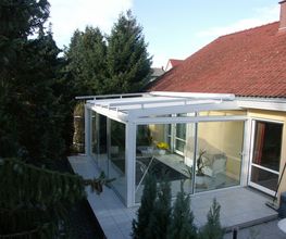 Wintergarten mit Schiebetüren und Dachbeschattung