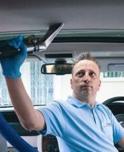 Eine Standard-Reinigung gehört zum Service dazu. Möchten Sie eine umfassendere Reinigung wie, Polieren, innen shampoonieren, Desinfizieren des Innenraums usw. beraten wir Sie gerne.