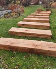 Spezialisten für Massivholzprodukte und Natursteinprodukte für den Innen und Aussenbereich.

Ob für Handwerker oder Händler, Architekten oder Bauherren, wir garantieren Ihnen unkomplizierte, reibungslose & kompetente Zusammenarbeit & beraten Sie gerne telefonisch oder persönlich über die verschiedenen Eigenschaften von Eiche oder Naturstein.

Wir sind spezialisiert in dem Verkauf von erstklassigem Eichenholz und hochwertigen Steinen für eine Vielzahl von Projekten. Unsere Eichenholzprodukte, von stabilen Balken bis hin zu eleganten Terrassen-Dielen, bieten die ideale Grundlage für robuste Konstruktionen und ästhetische Designs wie Holztreppen, Holzpergolen, Holzstegge oder Holterrassen. Ebenso sind unsere Sandsteinprodukte eine exzellente Wahl für Terrassenplatten, die jedem Aussenbereich einen Hauch von Natur und Eleganz verleihen.