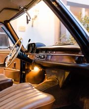 Das Interieur dieser Mercedes Oldtimer Limousine ist vom Feinsten. So soll es sein wenn das Brautpaar bei der Hochzeit mit etwas Besonderem chauffiert werden möchte. Das Auto ist innen wie außen top.
