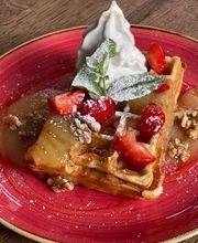 Schwedenwaffel
Grosi's Apfelkompott, cremiges
Vanilleeis, Minze

- wahlweise mit Eierlikör