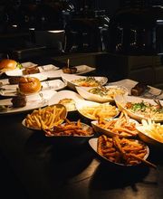 Buffet mit Steaks und Pommes