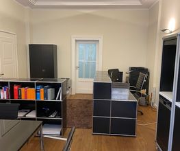Einblick in den Eingangs- und Arbeitsbereich der PAKT Gruppe mit moderner Büroeinrichtung.
