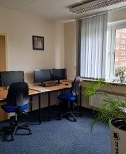 2 PC-Arbeitsplätze mit Grünpflanzen.