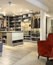 Begehbarer Kleiderschrank nach Maß in der Ausstellung von Möbel Schmitz in Trier. Wir fertigen individuelle Einbauschränke und Ankleidezimmer nach Maß – perfekt montiert durch unsere eigenen Schreiner.