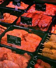 FRISCHETHEKE
Eine Frischetheke rundet das Angebot eines EDEKA Marktes ab. Wir bei EDEKA Henle sind besonders erfreut darüber, dass wir Ihnen eine ganz spezielle Frischetheke mit einer sehr großen Auswahl unterschiedlicher Produkte anbieten können. Bei uns finden Sie nicht nur Wurstwaren und Fleisch – insbesondere unser Dry Aged können wir sehr empfehlen – sondern auch eine sehr große Auswahl verschiedener fangfrischer Fischsorten, ein Käsesortiment, das für jeden Gaumen etwas bietet und leckere Antipasti. Lassen Sie sich also unser zartes Fleisch auf der Zunge zergehen, schmecken Sie die frische Meeresbrise, wenn Sie unseren Fisch kosten und runden Sie Ihr Essen mit einem leckeren Käse ab. Gerne beraten wir Sie natürlich zu all unseren frischen Waren, die wir sorgfältig für Sie auswählen und liebevoll präsentieren.