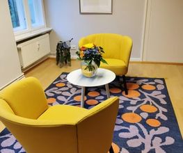 In der Villa Wendisch in Tempelhof entsteht ein inspirierender Coaching-Space, der Menschen Raum für Selbstfürsorge und gemeinschaftliche Unterstützung bietet – ein Ort, an dem Self-Care auf Community-Care trifft.
Die Gründerin mit finnischen Wurzeln hatte die Anfrage, ihre Identität durch einen lebendigen skandinavischen Look in den Räumen zum Ausdruck zu bringen. Wir setzten diese Vision mit Freude um – wir lieben den Mut zur Farbe!