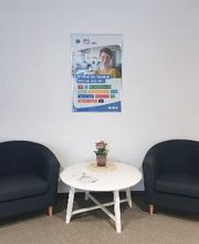 Empfangsbereich ein runder Tisch mit zwei Sesseln