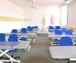 Unterrichtsraum für Theorie und Fachpraxis für die Ausbildung "Physiotherapeut:in".