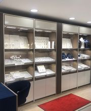 Sicht Vitrine - Rechts bei Eintritt