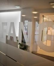 Schriftzug „Empfang“ an Glastür.