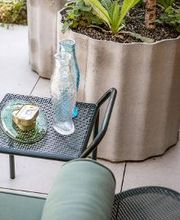 Dachterrasse mit Töpfen und Möblierung