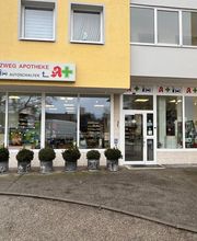 Aussenansicht der Spitzweg-Apotheke Autoschalter DRIVE IN