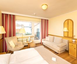 Doppelzimmer mit Südbalkon (Schlafcouch und Wannenbad)