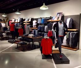 Nike Store Diagonal imagen 3