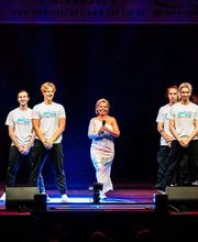 D.D.Project - Hip-Hop Tanzschule Dresden Moderatorin und Tänzer auf einer Bühne bei einer Liveshow, ideal für Eventmoderation, Tanzgala und Bühnenprogramm.