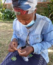 Wezandla Crafts-Stickerin (Südafrika) am Werk