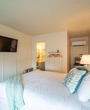 Ocean Glass Inn image 16