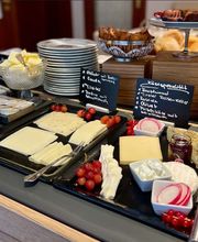 vielfältige Käseauswahl beim Frühstücksbuffet im Boutique Hotel Rosengarten Hamburg