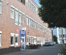 Backsteingebäude mit Eingangstür und Schild mit Hausnummer 17.