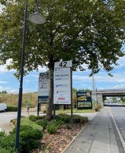 Zufahrt zumGelände mit Branchenwegweiser.